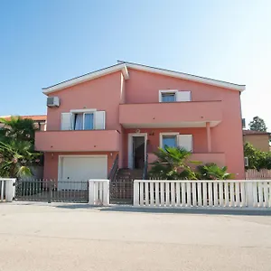 Maric With Parking Apartment